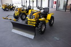 Traktor  Tauros ZX 18 4x4, 18 LE-s kertészeti kistraktor hótolólappal