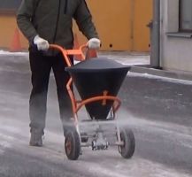 Traktor DAKR MOUNT BLANC (CSEH GYÁRTMÁNYÚ KÉZI M�KÖDTETÉS� PROFESSZIONÁLIS IPARI SÓSZÓRÓ)