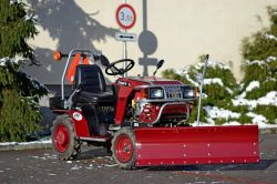  DAKR Cseh gyártmányú 22 LE-s Panter FD-52V kertészeti kistraktor hótolólappal