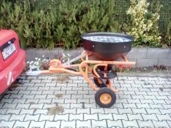 Traktor DAKR EVEREST (CSEH GYÁRTMÁNYÚ VONTATOTT PROFESSZIONÁLIS IPARI SÓSZÓRÓ)