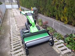 Traktor MGM Lampacrescia MGM TTR 886 HD ipari kivitelű lánctalpas rézsűnyíró gazvágó-mulcsozó gép, 13,5 LE-s Briggs&Stratton XR 2100 kivitelű motorral meredek lejtők nyírására