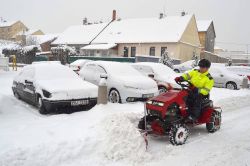  DAKR Cseh gyártmányú, Panter FD-5, 16 LE-s, kerti kistraktor hótolólappal