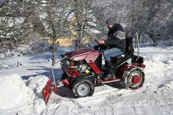  DAKR Cseh gyártmányú 22 LE-s Panter FD-52V kertészeti kistraktor hótolólappal