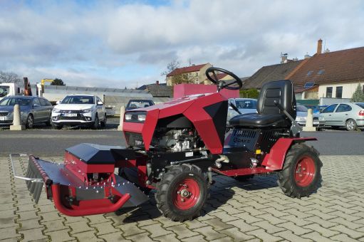 DAKR Cseh gyártmányú 16 LE-s Panter FD5 magasgazvágó fűnyíró traktor