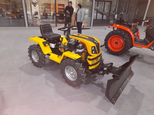 Taurus Tauros Zx 18 4x4, 18 LE-s kertészeti kistraktor hótolólappal