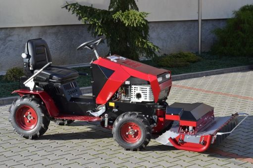 DAKR Cseh gyártmányú 16 LE-s Panter FD5 magasgazvágó fűnyírótraktor