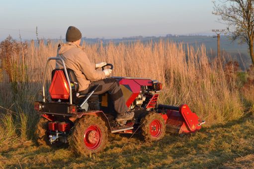 DAKR Cseh gyártmányú 22 LE-s Panter FD-52V multifunkcionális mulcsozó traktor