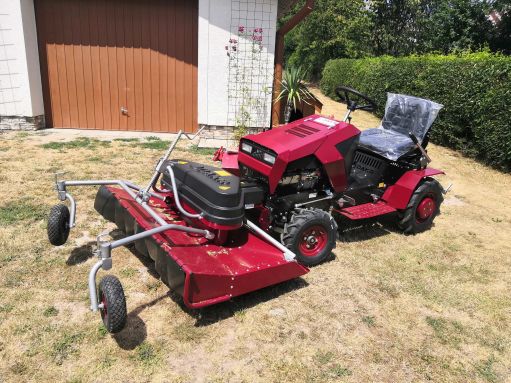 DAKR Fűnyíró-mulcsozó kivitelű, cseh gyártmányú 16 LE-s Panter FD5 kertészeti traktor