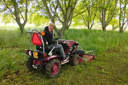 DAKR Cseh gyártmányú 22 LE-s Panter FD-52V multifunkcionális gazvágó traktor