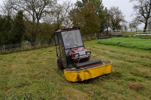 DAKR Cseh gyártmányú 22 LE-s Panter FD-52V multifunkcionális kaszáló kistraktor