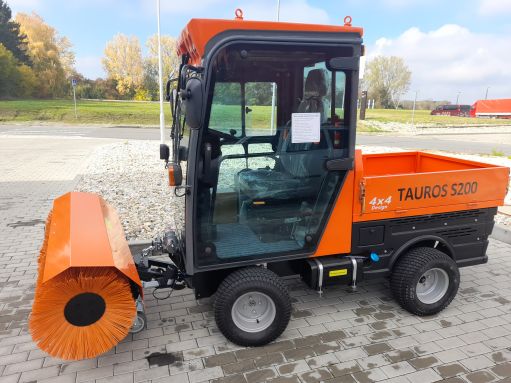 Taurus Tauros S200 kommunális kisgép – hatékony megoldás a téli takarításhoz
