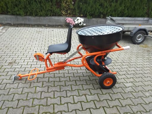 DAKR EVEREST TURBO (CSEH GYÁRTMÁNYÚ VONTATOTT PROFESSZIONÁLIS IPARI SÓSZÓRÓ EGYTENGELYES TRAKTOR ILLETVE ROTÁCIÓS KAPA UTÁN SZERELHETŐ)