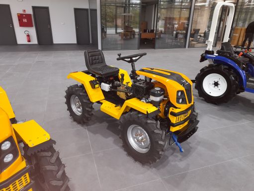 Taurus Tauros ZX 18 4x4 kertészeti kistraktor, 18 LE-s szenzációs áron !!! Csupán 90 cm-es külső szélesség !!!