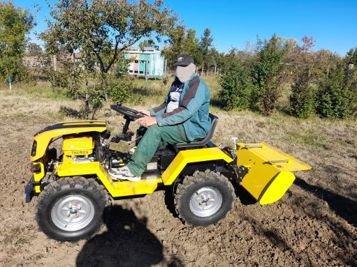  Tauros ZX 18 4x4, 18 LE-s, kertészeti kistraktor talajmaróval, szenzációs áron !!! Csupán 90 cm külső szélesség !!!