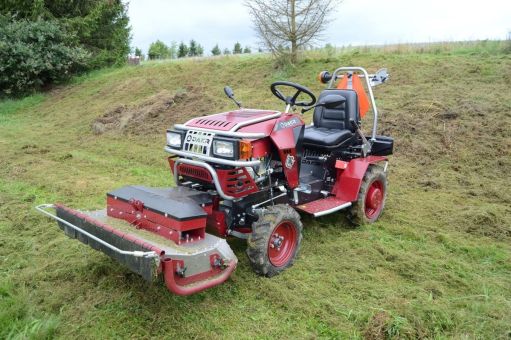 DAKR Cseh gyártmányú 22 LE-s Panter FD-52V multifunkcionális gazvágó traktor