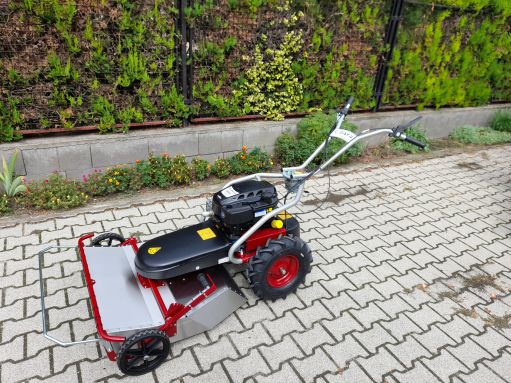 DAKR A Cseh gyártmányú PANTER FD-2 HYDRO MULCHER magasgazvágót úgy tervezték, hogy könnyedén megbirkózzon a magas fű levágásával is. 