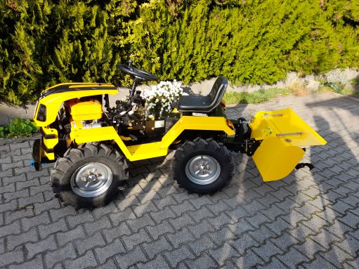  Tauros ZX 18 4x4, 18 LE-s, kertészeti kistraktor talajmaróval, szenzációs áron !!! Csupán 90 cm külső szélesség !!!