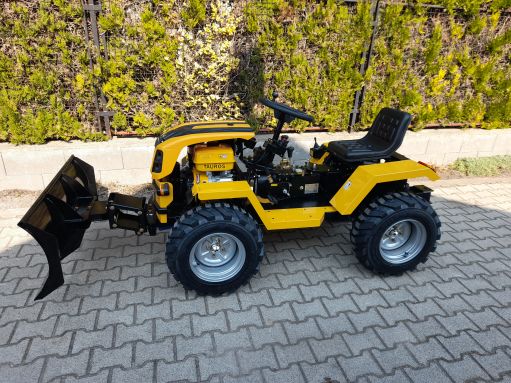  Tauros ZX 18 4x4, 18 LE-s kerti kistraktor, hótolólappal és széles kerekekkel, szenzációs áron !!!