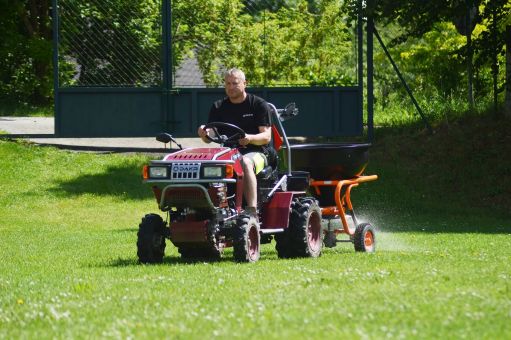 DAKR Cseh gyártmányú 22 LE-s Panter FD-52V kerti kistraktor műtrágyaszóróval