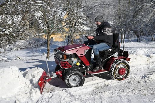 DAKR Cseh gyártmányú 22 LE-s Panter FD-52V kertészeti kistraktor hótolólappal