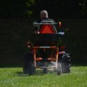 DAKR Cseh gyártmányú 22 LE-s Panter FD-52V kerti kistraktor műtrágyaszóróval 7. kép